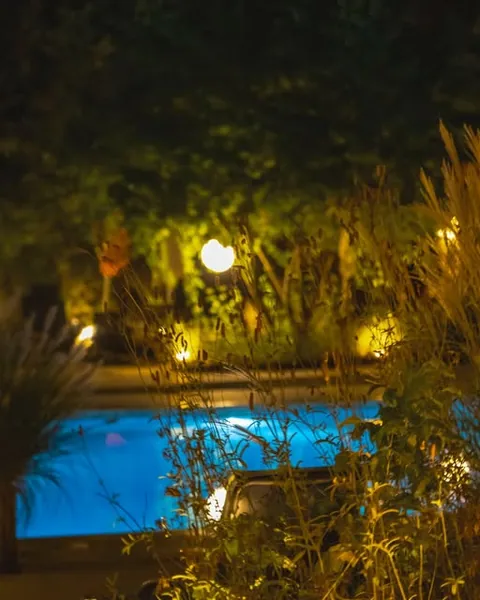 Lămpi în grădină, seara